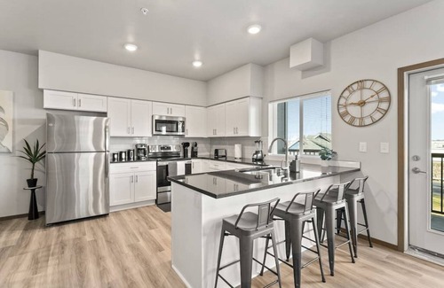 South Perry District Apartment | Very New 2 Bed 2 Bath Near DT and Perry District!