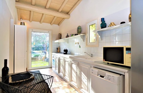 Graveson House | Very nice air-conditioned farmhouse with private pool.