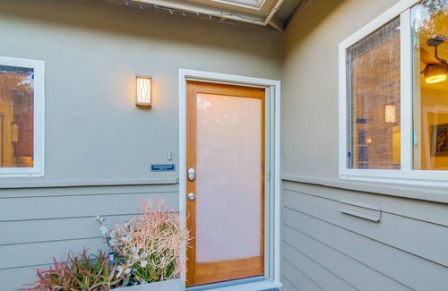 La Playa House | Very Private Wooded Area Gem: Sleeps 6 Near Bay and Beach! GYM AND OFFICE!