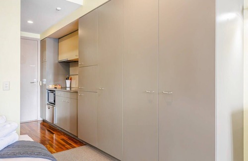Auckland Central Business District Apartment | Viaduct Studio + Parking by Zodiak Stays