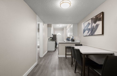 South Manchaca Apartment | Vibrant 1BR Apt 5 min to Downtown and Barton springs!