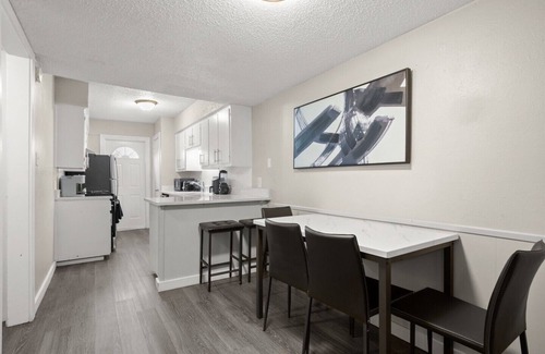 South Manchaca Apartment | Vibrant 1BR Apt 5 min to Downtown and Barton springs!