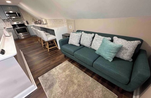 North Valley Stream House | Vibrant 2BR Apt 8 min to JFK & 5 min to Mall.
