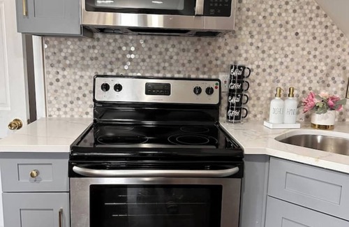 North Valley Stream House | Vibrant 2BR Apt 8 min to JFK & 5 min to Mall.