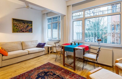 Cihangir Apartment | Vibrant Flat in Cihangir with Central Location