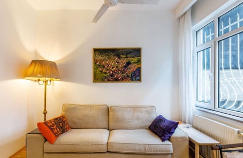 Cihangir Apartment | Vibrant Flat in Cihangir with Central Location