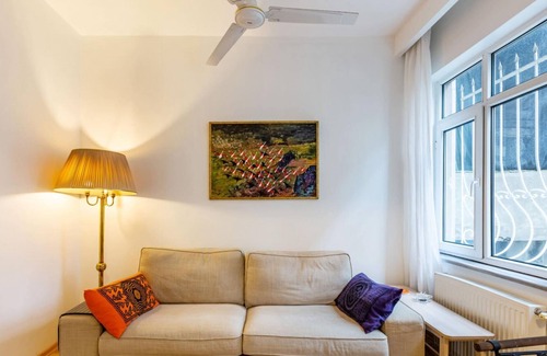 Cihangir Apartment | Vibrant Flat in Cihangir with Central Location