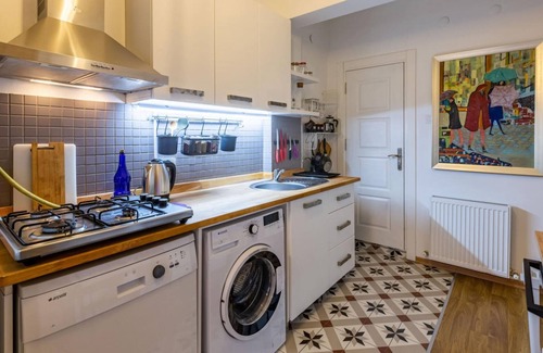 Cihangir Apartment | Vibrant Flat in Cihangir with Central Location