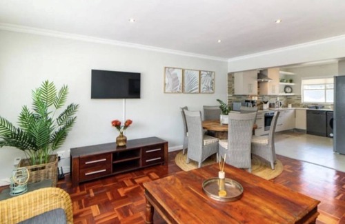 Three Anchor Bay Apartment | Vicmor Court 22 by HMH