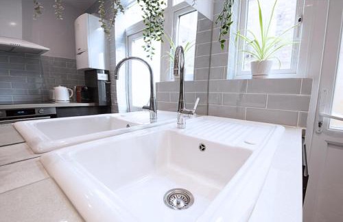 Walthamstow Apartment | Victorian 2 Bedroom Flat, King Beds, Free WiFi, Near Shops & Transport, E17