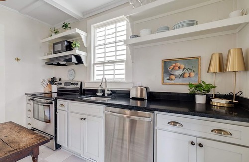 Historic Downtown Savannah House | Victorian Cottage Near Forsyth Park