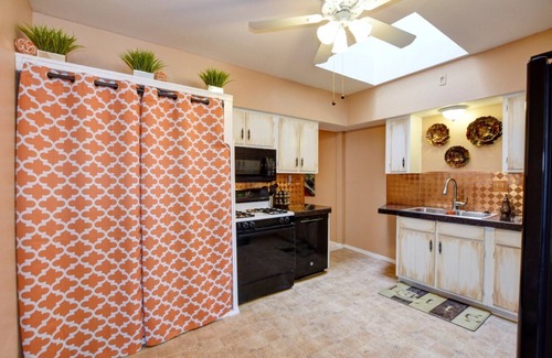 Prescott Cottage | Victorian Suites ~ The Perfect Location with all the Comforts of Home