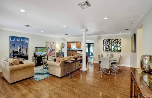 Wilton Manors Villa | Vidal Manor Summary: