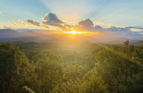 Marion House | View to Remember-3 miles to downtown & Lake James, hot tub, mountain views