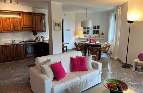 San Mamete Apartment | View to the lake, sun terrace, Mediterranean garden, cosy flat