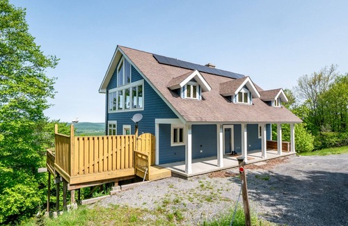 Old Timberline House | VIEW!VIEW! 5BR 5BA, Hot tub,Internet,EV Charger, Mins to Ski, Walks to DollySods