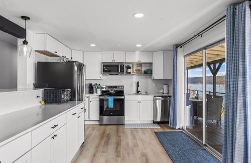 Shelton House | VIEWS Hood Canal Private Beachfront Retreat, Hot Tub, Kayaks, Olympic Park