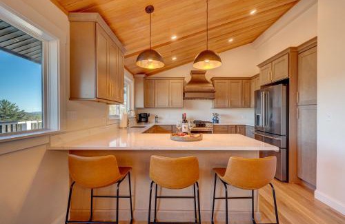 Birch Hill Ski Chalet | VIEWS, Hot Tub, Sauna, Theatre