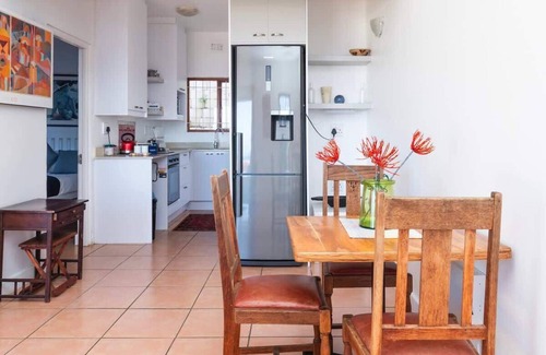 Glencairn Apartment | Views | Quiet | walk to beach | Full Kitchen