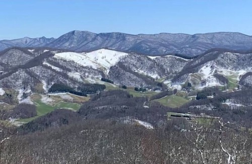 Johnson County House | Views, views, views! Private mtn escape with king bed.