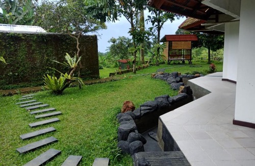 Megamendung Villa | Vila Kaca Revi