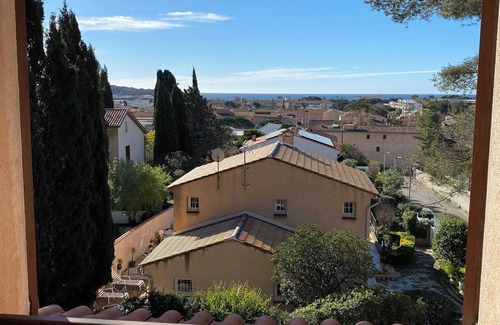 Tamaris House | Villégiature au Calme Sous les Pins, à 10 min à Pied de la Plage