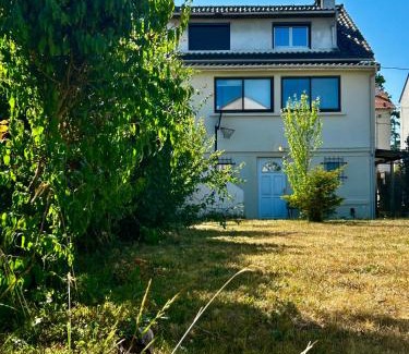 Chelles Villa | Villa à 30 min des parcs Asterix et Disneyland