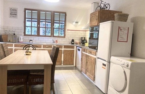 Trebes Villa | Villa 110m2 Jacuzzi, 7 Sleeps, 3 Bedrooms, enclosed garden 2500M2