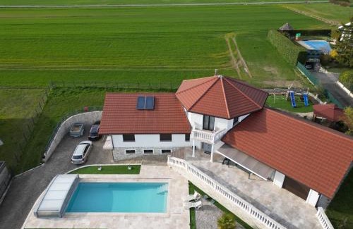 Juvigny Villa | Villa 5*, 15 personnes, Piscine à 20 min de Genève