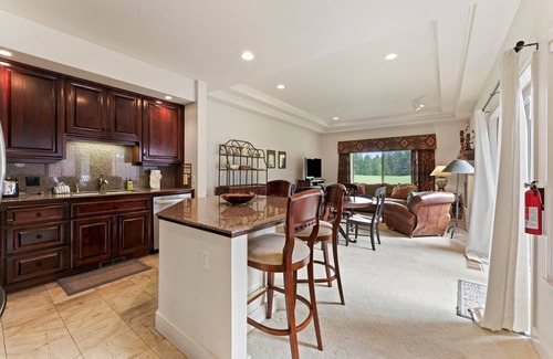 Broken Top House | Villa 5 - Hot Tub, Golf Course Views, Large Deck, Quiet and Peaceful in Broken Top