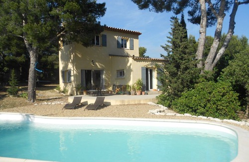 Martigues Villa | Villa 8 pers.piscine, jardin, accès mer à pied plage Ste-Croix/anse des Tamaris.