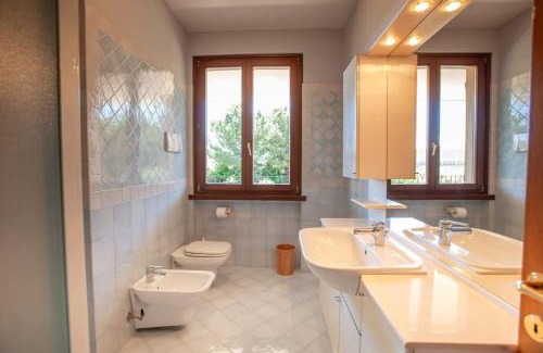 Toscolano Maderno Villa | Villa Acqua Blu Gorgeous villa with ample garden