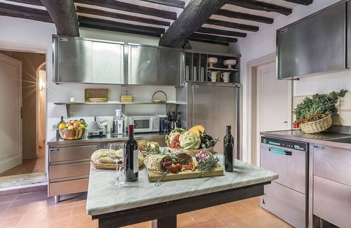 Asciano House | Villa Alba: A charming two-story villa situated in a quiet location, surrounded by a wonderful garden, with Free WI-FI.