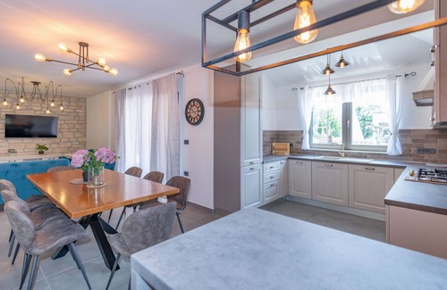 Kapelica Villa | Villa Amore: Sonnenverwöhnter Luxus am Meer