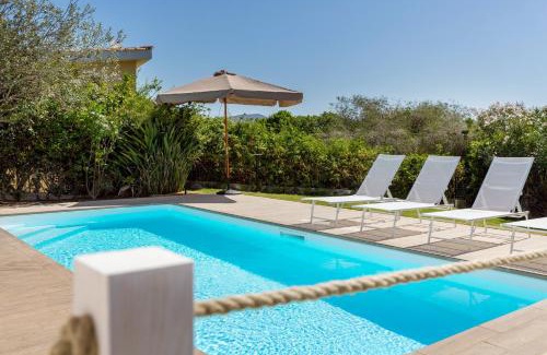 Villaggio Mandorli Villa | Villa Angelina con piscina e giardino privato a pochi passi dalla Spiaggia di Campus