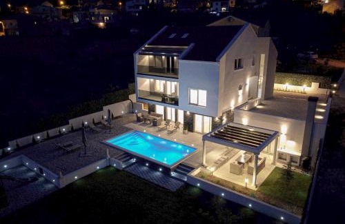 Mravince Villa | Villa Angelus with heated pool