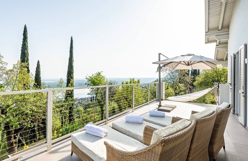 Gardone Riviera Villa | Villa "Artista" with Private Pool, Whirlpool & Wi-Fi