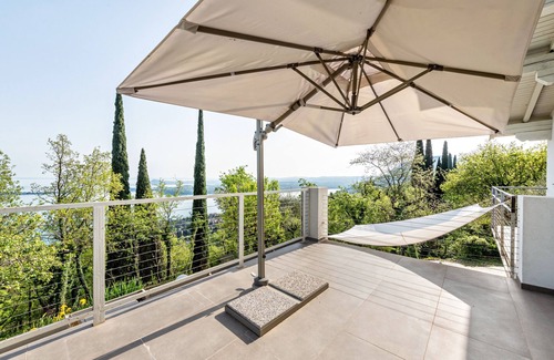 Gardone Riviera Villa | Villa "Artista" with Private Pool, Whirlpool & Wi-Fi