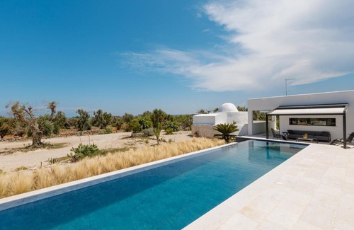 Carovigno Villa | Villa Aspri con Piscina a Sfioro