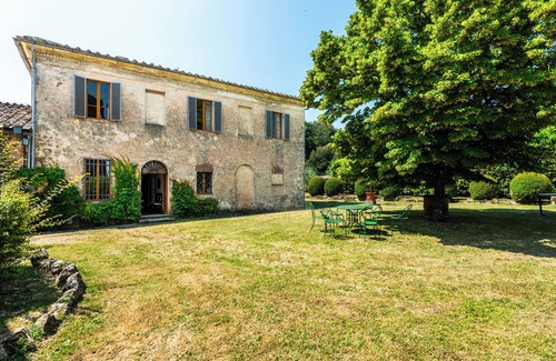 Monteroni d'Arbia Villa | Villa 'Ballati' with Shared Garden