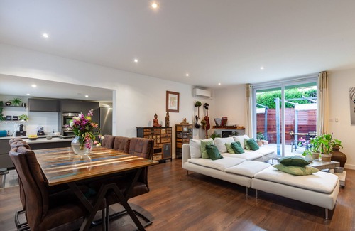 Salon-de-Provence Villa | Villa 'Baraka' with Private Pool, Wi-Fi and Air Conditioning