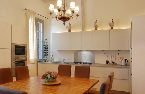 Levada House | Villa Barchessa: An elegant two-story apartment that is part of an historic villa surrounded by wonderful gardens, with Free WI-FI.