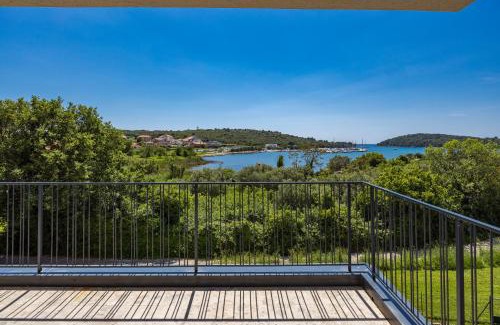 Banjole Villa | Villa Bay II near Medulin for 9 people with heated pool - playground & whirpool only 100 meters from the beach