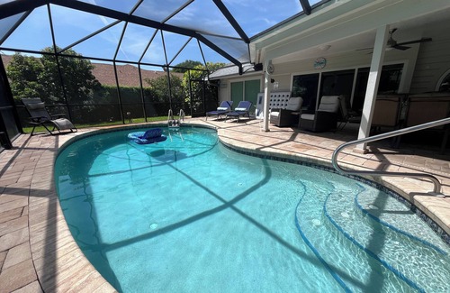 Kings Lake House | VILLA BELLY :-) heated pool. free WIFI, very private, Garage, BBQ, Kings Lake