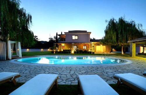 Dassia Villa | Villa Black White Dassia