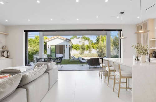 Studio City Villa | Villa Camellia - Charming 5 BR Home in the heart of Studio City