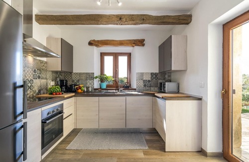 Makovci Villa | Villa Casa Ida is a charming retreat with pool in Istria with authentic building elements, lavish appearance and comfortable furnishing with the capacity of 8 beds.