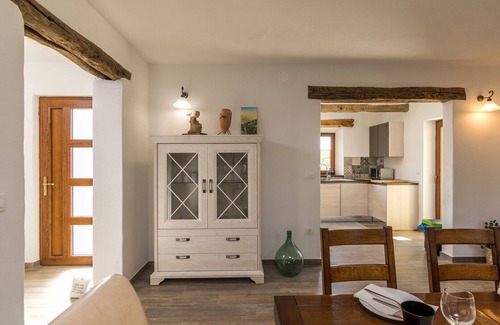 Makovci Villa | Villa Casa Ida is a charming retreat with pool in Istria with authentic building elements, lavish appearance and comfortable furnishing with the capacity of 8 beds.