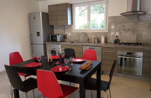 Six-Fours-les-Plages Villa | Villa Chante au vent 230m² in 4 apartments, swimming pool, garden, comfort and quietness