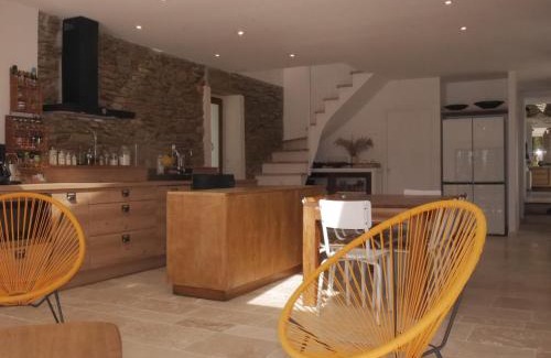 Locmaria House | Villa Contemporaine avec Jardin, à 1,5 km de la Plage: 8 pers., 2 Terrasses, Wi-Fi, Baignoire Balnéo - FR-1-418-198